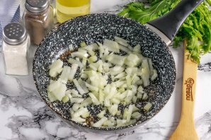 Пирог из карпа с луком в духовке