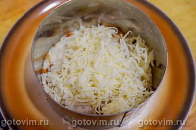 Порционный блинный торт с сыром, грибами и курицей
