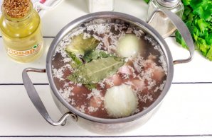 Прозрачный бульон из свинины