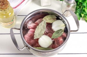 Прозрачный бульон из свинины