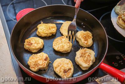 Пышные оладьи с бананами в карамели Пышные оладьи с бананами в карамели