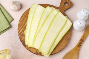 Рулет из лаваша с кабачками и сыром