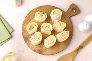 Рулет из лаваша с кабачками и сыром