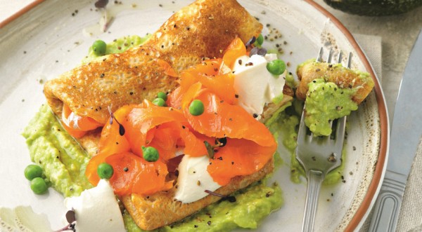 Ржаные блинчики с форелью и сметаной на пюре из авокадо, пошаговый рецепт с фото