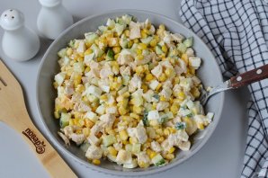 Салат из курицы с огурцом и кукурузой