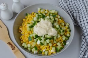 Салат из курицы с огурцом и кукурузой