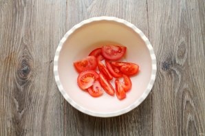 Салат из помидоров с базиликом и медом