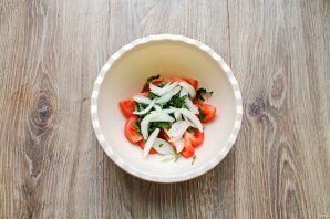 Салат из помидоров с базиликом и медом