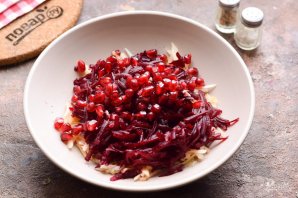 Салат из свеклы, граната и яблока