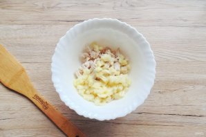 Салат с ананасом и маринованным луком