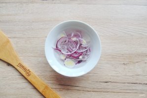 Салат с ананасом и маринованным луком