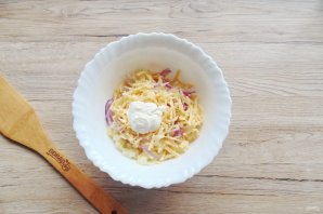 Салат с ананасом и маринованным луком