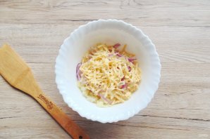 Салат с ананасом и маринованным луком