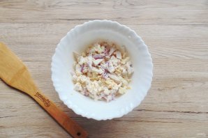 Салат с ананасом и маринованным луком