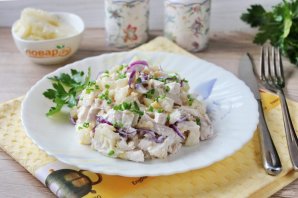 Салат с ананасом и маринованным луком