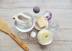 Салат с ананасом и маринованным луком