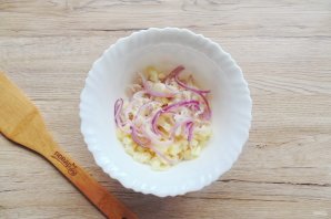 Салат с ананасом и маринованным луком