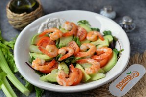 Салат с авокадо, креветками и сельдереем