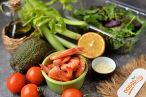 Салат с авокадо, креветками и сельдереем Салат с авокадо, креветками и сельдереем