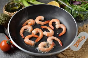 Салат с авокадо, креветками и сельдереем Салат с авокадо, креветками и сельдереем