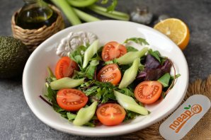 Салат с авокадо, креветками и сельдереем Салат с авокадо, креветками и сельдереем