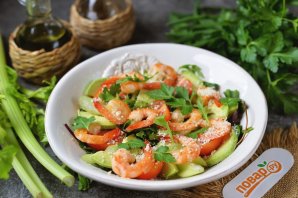 Салат с авокадо, креветками и сельдереем Салат с авокадо, креветками и сельдереем