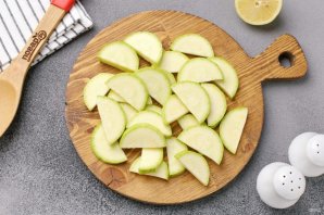 Салат с креветками и цукини