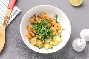 Салат с креветками и цукини