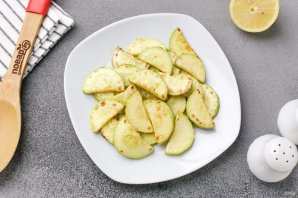 Салат с креветками и цукини