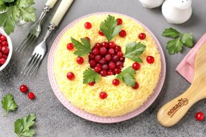 Салат с курицей и клюквой