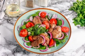 Салат с куриной печенью и кинзой