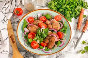 Салат с куриной печенью и кинзой