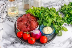 Салат с куриной печенью и кинзой