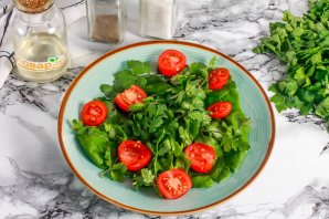 Салат с куриной печенью и кинзой