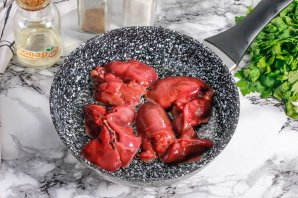 Салат с куриной печенью и кинзой