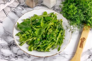 Салат с рукколой и яйцом пашот