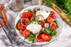 Салат с рукколой и яйцом пашот