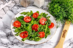 Салат с рукколой и яйцом пашот