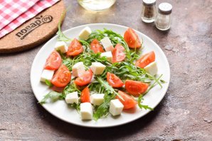 Салат с рукколой, помидорами и сухариками