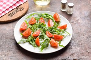 Салат с рукколой, помидорами и сухариками