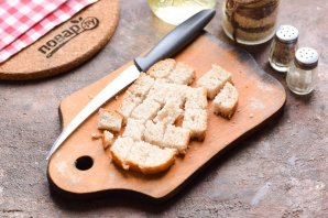 Салат с рукколой, помидорами и сухариками