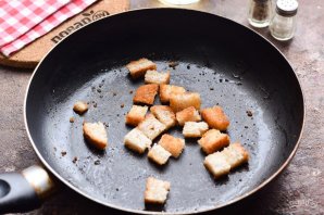 Салат с рукколой, помидорами и сухариками