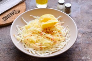 Салат с сельдереем и сыром