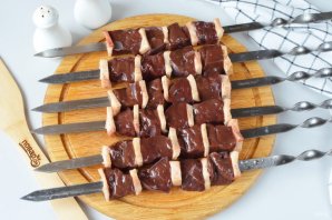 Шашлык из печени говядины на мангале