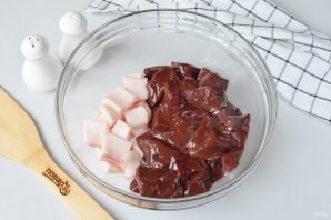 Шашлык из печени говядины на мангале