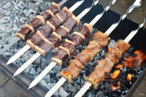 Шашлык из печени говядины на мангале