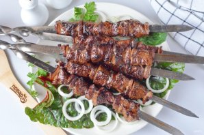 Шашлык из печени говядины на мангале