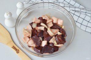 Шашлык из печени говядины на мангале