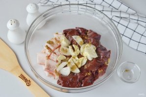 Шашлык из печени говядины на мангале