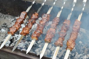 Шашлык из печени говядины на мангале